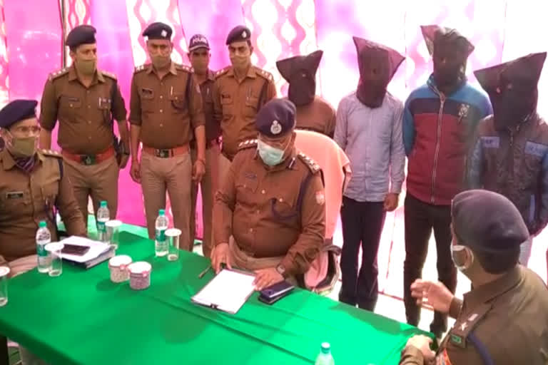 पुलिस की गिरफ्त में आरोपी.