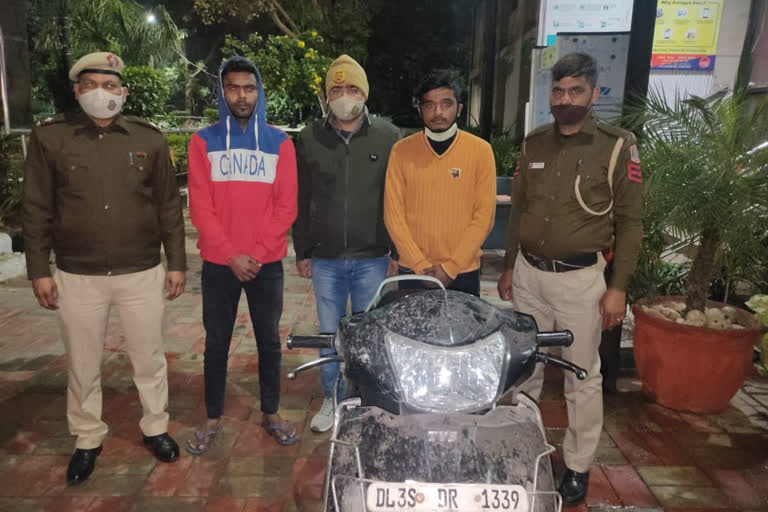 Police arrested two accused in mobile theft case in south delhi