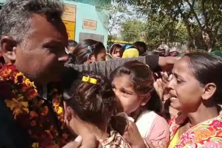 प्रधानाध्यापक के ट्रांसफर पर रोया पूरा गांव.