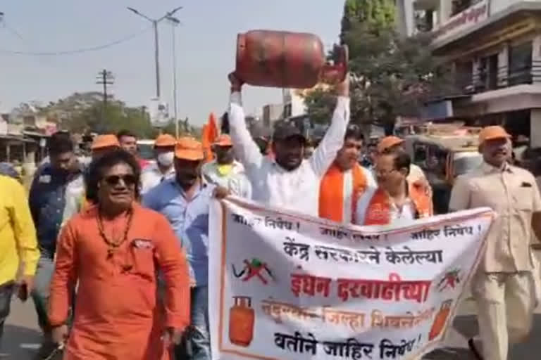 इंधन दरवाढीच्या निषेधार्थ शिवसेनेचे जिल्हाभर आंदोलन