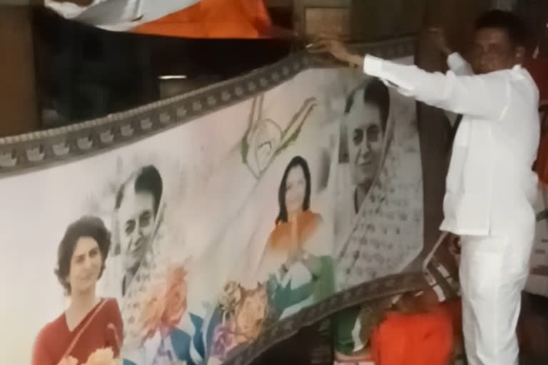 congress candidate from surat wears a printed sari with photos of Sonia Gandhi, Priyanka Gandhi and Rahul Gandhi.