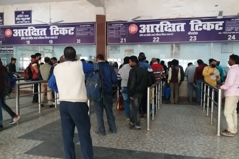 Bihar: Passengers struggle, brokers black market train tickets