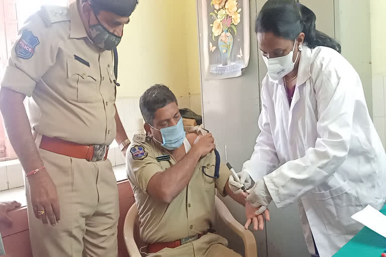 corona-vaccination-to-the-front-line-warriors-of-police-and-sangareddy-sp-chandra-shekar-reddy-took-vaccine