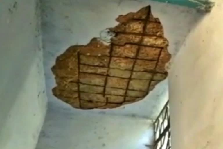 teacher-injured-after-falling-roof-plaster-in-koderma