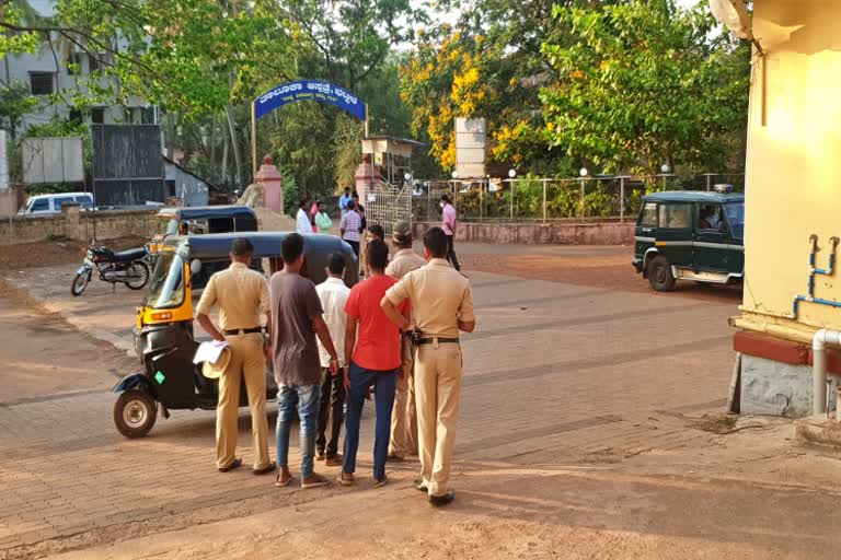 ನಗರ ಠಾಣೆ ಸಿಬ್ಬಂದಿ ಮೇಲೆ ಐವರಿಂದ‌ ಹಲ್ಲೆ