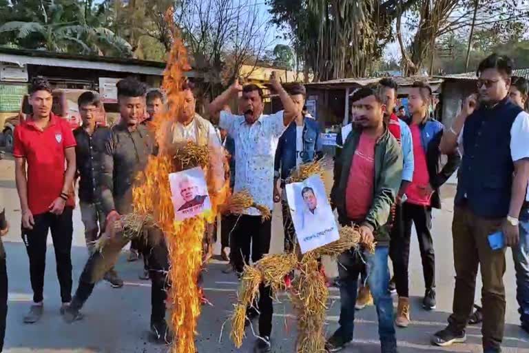 pm modi and cm sonowals effigy burnt in duliajan