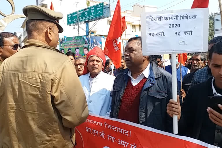 police stop protest rally of all india kisan sabha in barabanki