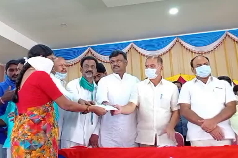 warangal west mla vinay bhasker distribute  Kalyana Lakshmi cheques in kazipet