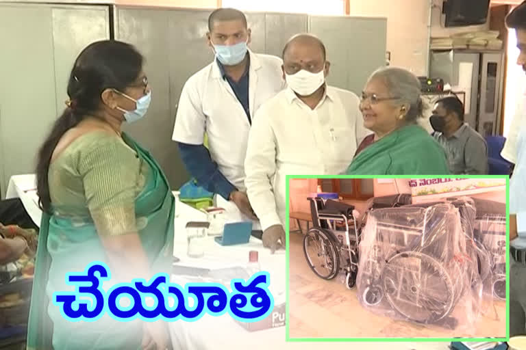 Distribution of tricycles to the disabled in Rajahmahendravaram