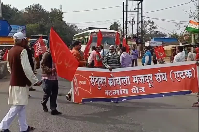 labor-organizations-protest-against-agriculture-and-labor-law-in-surajpur