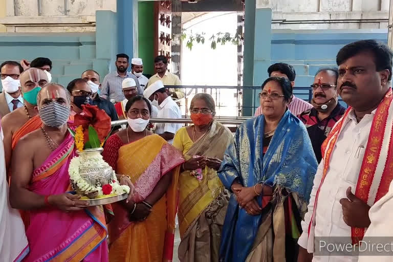 High Court Judge Justice Sridevi visited Dharmapuri Lakshmi Narasimha Swamy temple in Jagtial district with family