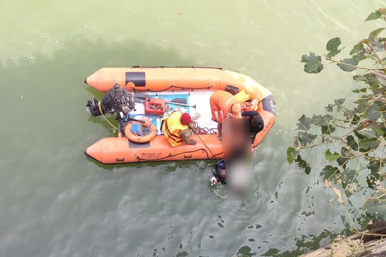 ndrf took out  man dead body from dam in simdega