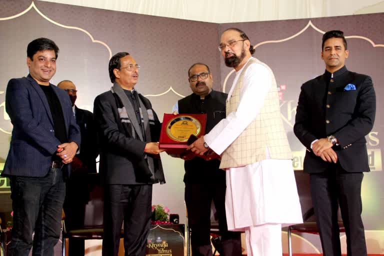 Dr. Nawaz Deobandi Received 'Khawaja Younis Award'