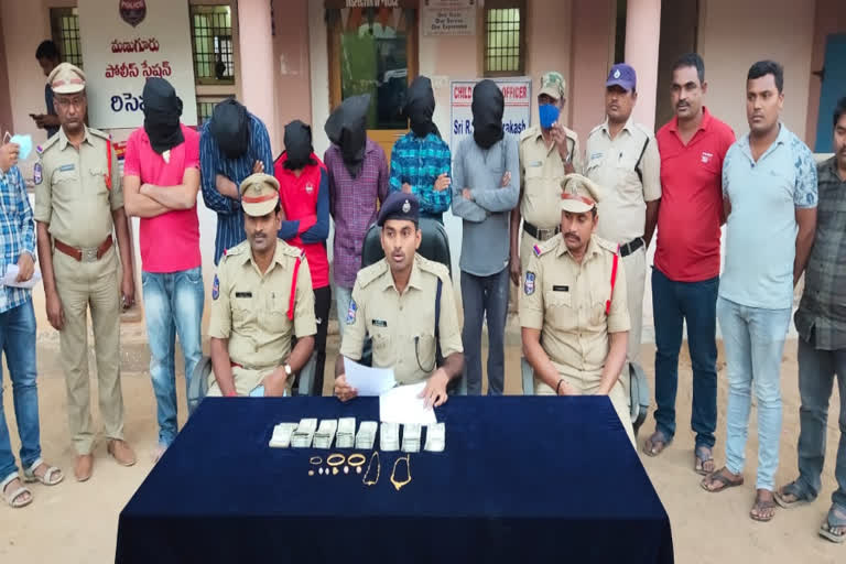 Six robbers arrested at Manuguru in Bhadradri Kothagudem district, gold and cash seized