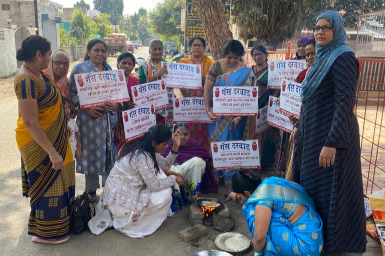 गॅस दरवाढ विरोधात राष्ट्रवादी महिला कांग्रेसचे आंदोलन