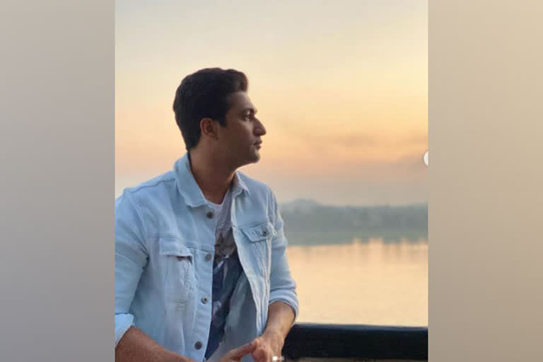 Vicky Kaushal cherishes mesmerising sunset view on banks of Narmada river