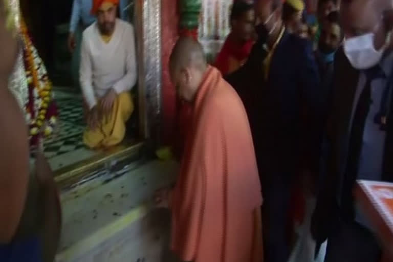 UP CM offers prayers at Ayodhya Ayodhya's Ram Lalla Temple UP CM reviews development works of Ram Lalla Temple அயோத்தி ராம் லல்லா அயோத்தி ராம் லல்லா கோயிலில் யோகி தரிசனம் யோகி ஆதித்யநாத் ராம் லல்லா