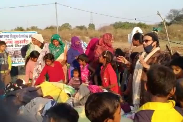 right way distribute warm clothes in Yamuna khadar area to needy people