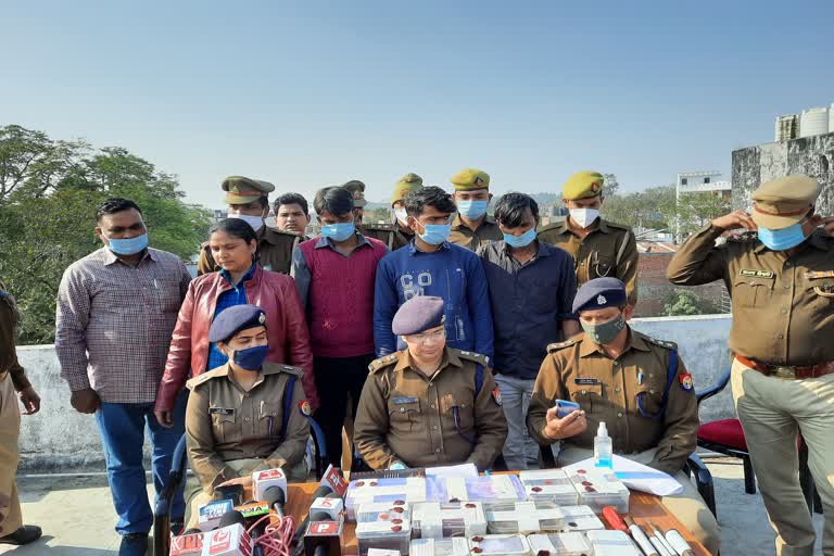 पुलिस की गिरफ्त में आरोपी.