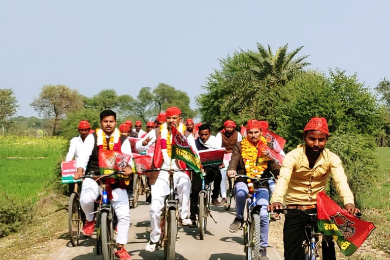 बांदा में सपा ने निकाली साइकिल यात्रा.