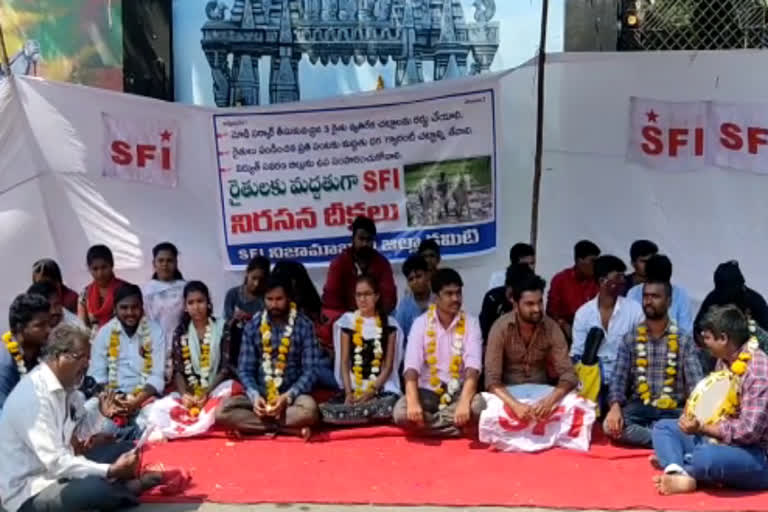 Sfi leaders Protest for support of farmers at Dharna Chowk in nizamabad district