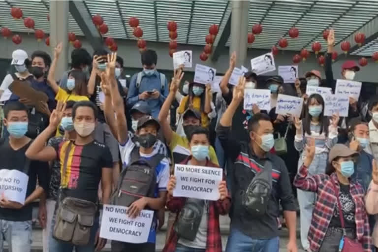 Protesters rally in Yangon against army takeover  Protest in Yangon against army takeover  Protest against army takeover in Myanmar  Myanmar protest  സൈന്യത്തിനെതിരെ പ്രതിഷേധവുമായി ആയിരങ്ങൾ  യാങ്കൂൺ  മ്യാൻമർ  ആങ്‌ സാൻ സൂചി  പട്ടാള അട്ടിമറി