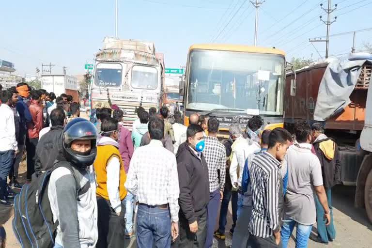 Truck hit the bus going to the ministry IN RAIPUR