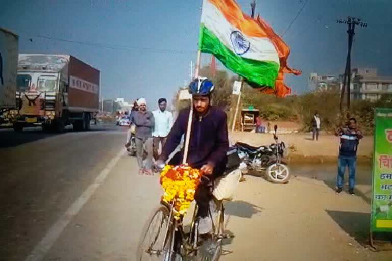 1300 किलोमीटर साइकिल चलाकर मुरैना पहुंचा गोविंद