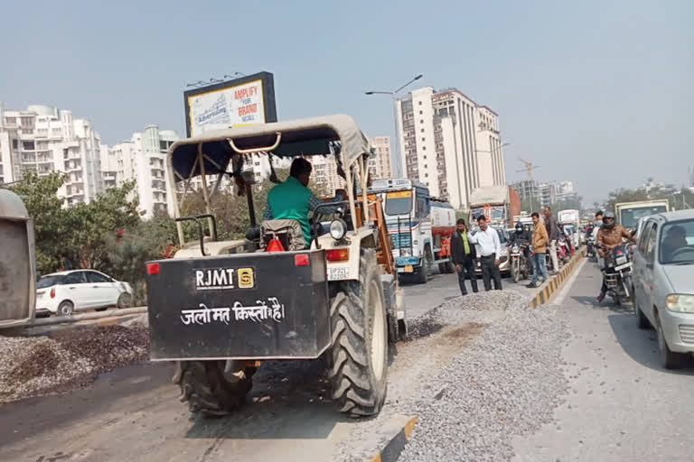 शहीद पथ पर गिट्टी लदा ट्रक पलटा.