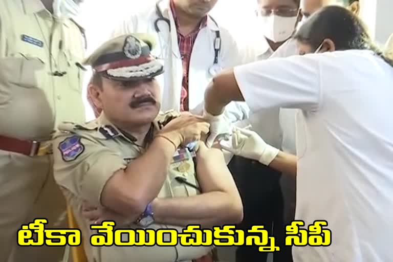 hyderabad-cp-anjani-kumar-took-corona-vaccine-at-petlaburuju-ctc-in-hyderabad-district