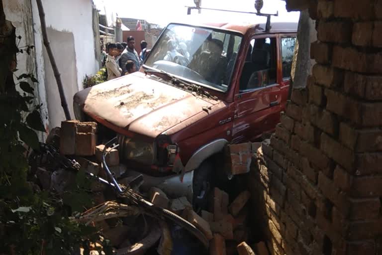 vehicle enter home in gaya