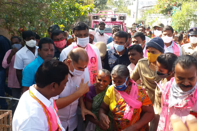 mla vinay bhaskar in praja sankshema yatra