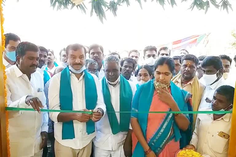 mp kotha prabhakar reddy opened raithu vedikalu in papannapeta mandal