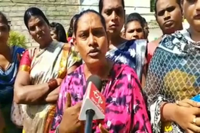 Kadapa Hijra Association members hold a press conference on the death of Hijra from Alluri Sitaramaraj Nagar, Kadapa district