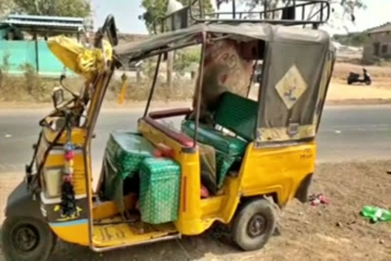 one-killed-in-kadapa-district-pulivendula-mandal-auto-overturn