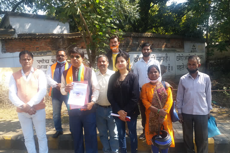 demand for action on trucks parked on roadside in jamshedpur