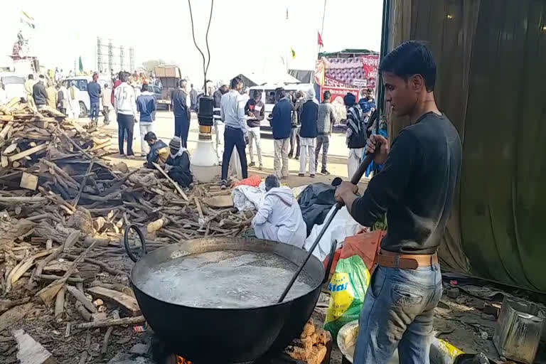 Farmers gave food to drivers, किसानों ने वाहन चालकों को दिया खाना