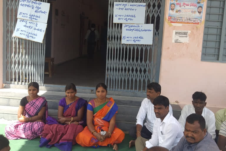 vice mpp protest at chinnachintakunta in mahabubnagar