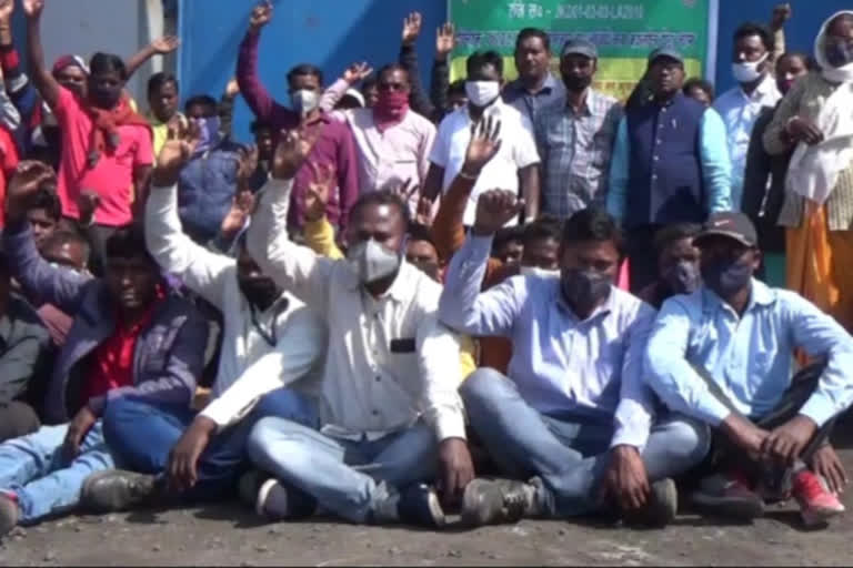 displaced blocked the gate of modern power plant company in seraikela