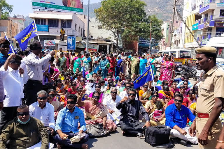 government officials protest tying black cloth in tiruvannamalai