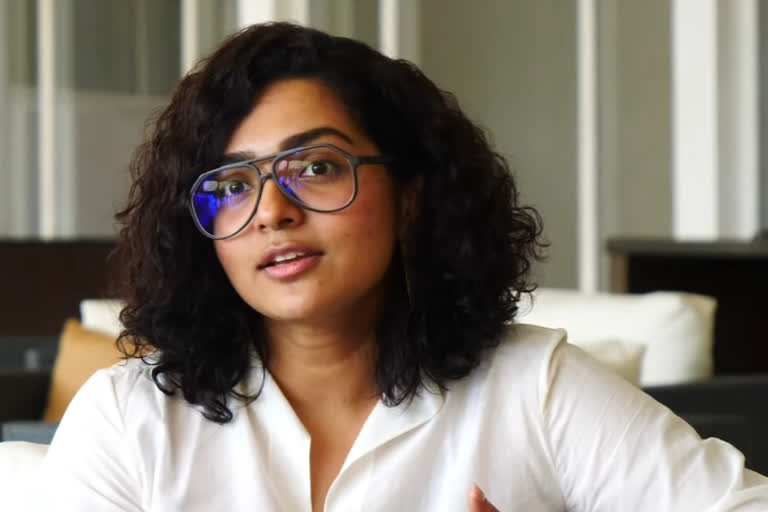 actress parvathy thiruvoth latest byte about farmers protest and varthamanam release  നടി പാര്‍വതി തിരുവോത്ത്  നടി പാര്‍വതി തിരുവോത്ത് വാര്‍ത്തകള്‍  നടി പാര്‍വതി തിരുവോത്ത് സിനിമകള്‍  നടി പാര്‍വതി തിരുവോത്ത് വര്‍ത്തമാനം സിനിമ  വര്‍ത്തമാനം സിനിമ വാര്‍ത്തകള്‍  പാര്‍വതി തിരുവോത്ത് കര്‍ഷക സമരം  actress parvathy thiruvoth latest byte  actress parvathy thiruvoth news  actress parvathy thiruvoth films  varthamanam release related news