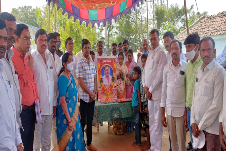 mla gadari kishore condolences to  Narsi reddy family and given Rs 50,000