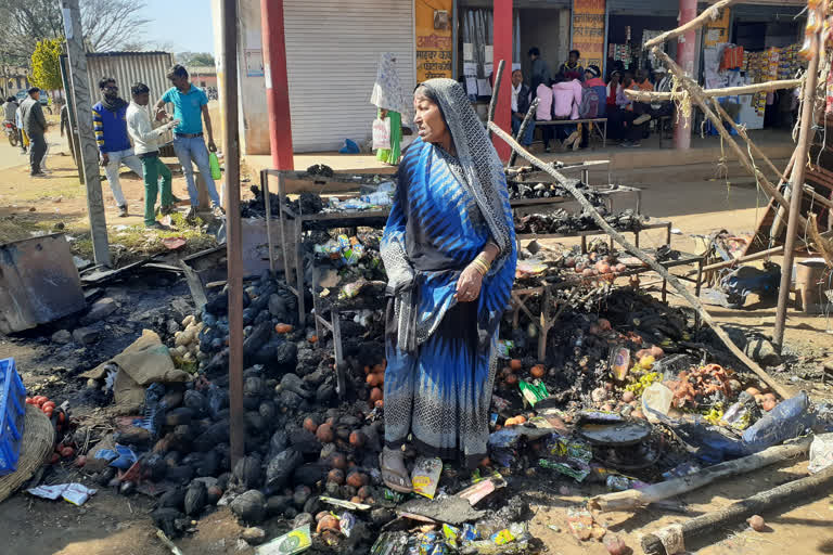 Mischievous elements set the fruit shop on fire.