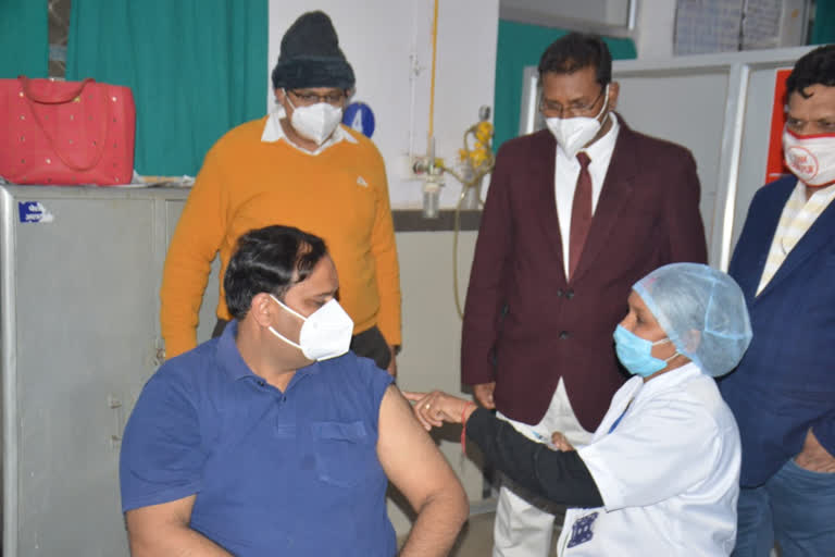 Jabalpur Collector Karmaveer Sharma took Corona vaccine