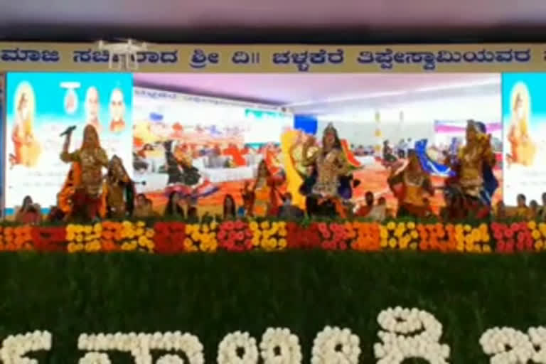 A Rajasthani dance attracts the people who gather for Valmiki Fair