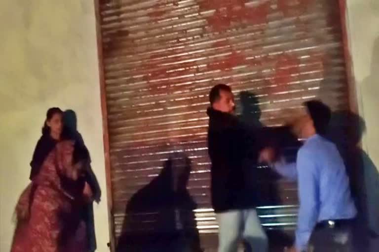 bhilai-charoda-mayor-chandrakanta-mandle-husband-slaps-neighbor-over-land-dispute