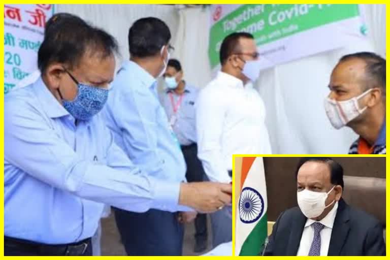 Health minister harshvardhan distributed mask in Delhi