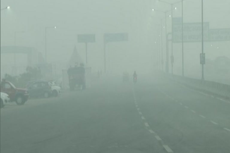 Dense fog shrouds Delhi, air quality poor