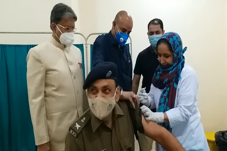 Police personnel get corona vaccine, चूरू के रिजर्व पुलिस लाइन में वैक्सीनेशन, रतनगढ़ नगरपालिका उपाध्यक्ष चुनाव संपन्न