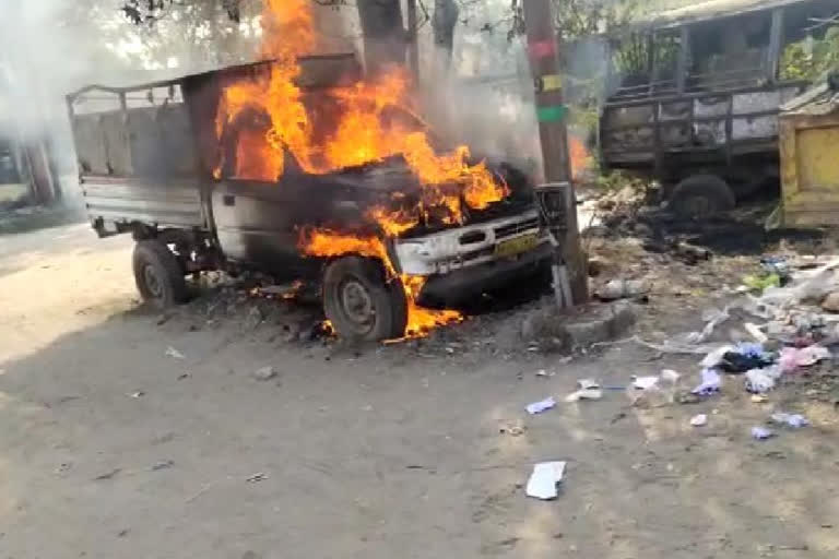 cargo-van-caught-fire-in-giridih